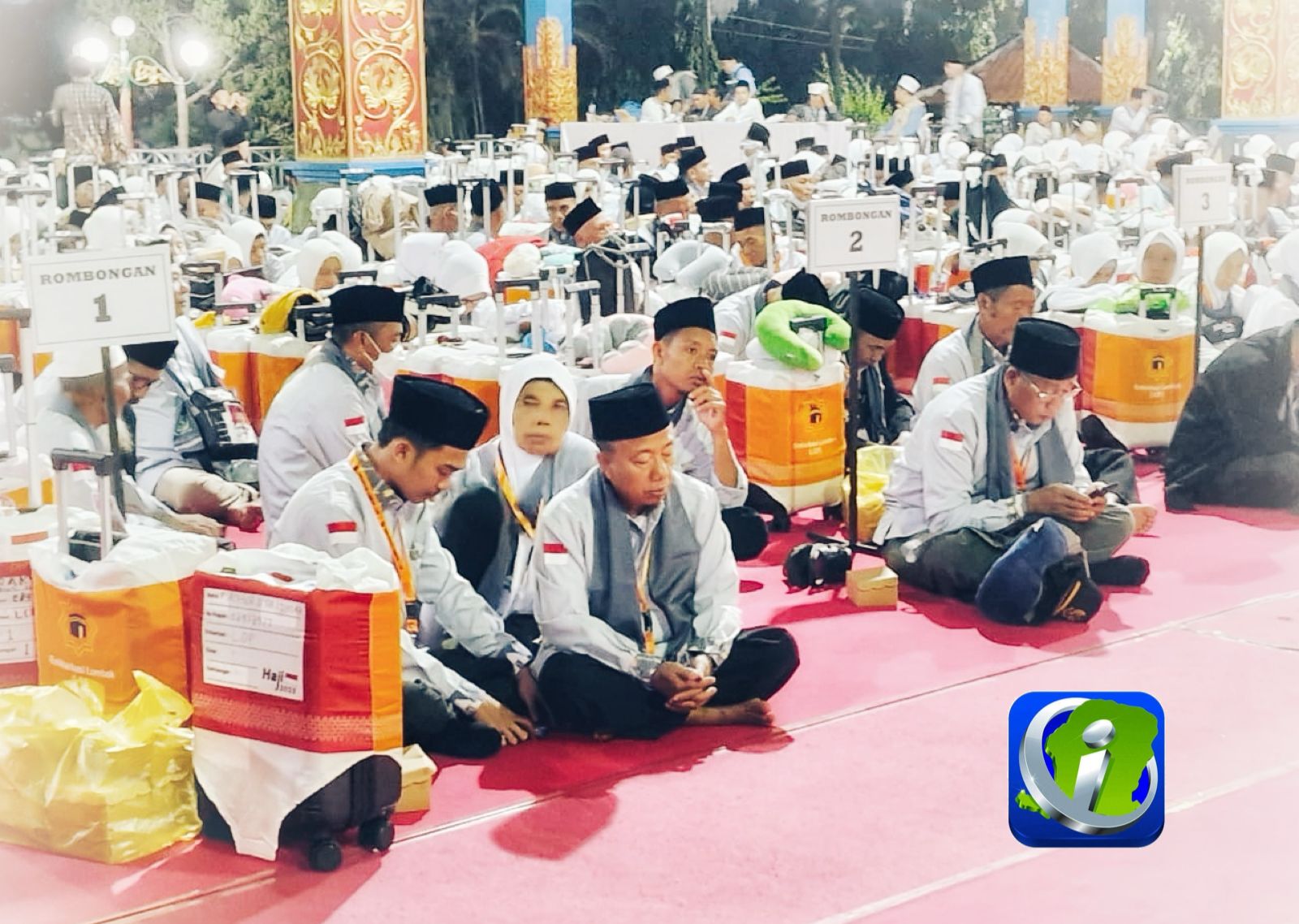 Calon jamaah Haji Kabupaten Lombok Barat di acara pelepasan untuk melaksanakan ibadah haji 2025 di Bencingah Agung Pemerintah Kabupaten Lombok Barat, Kamis (1 Mei 2025)/(Foto diskominfotik lobar)